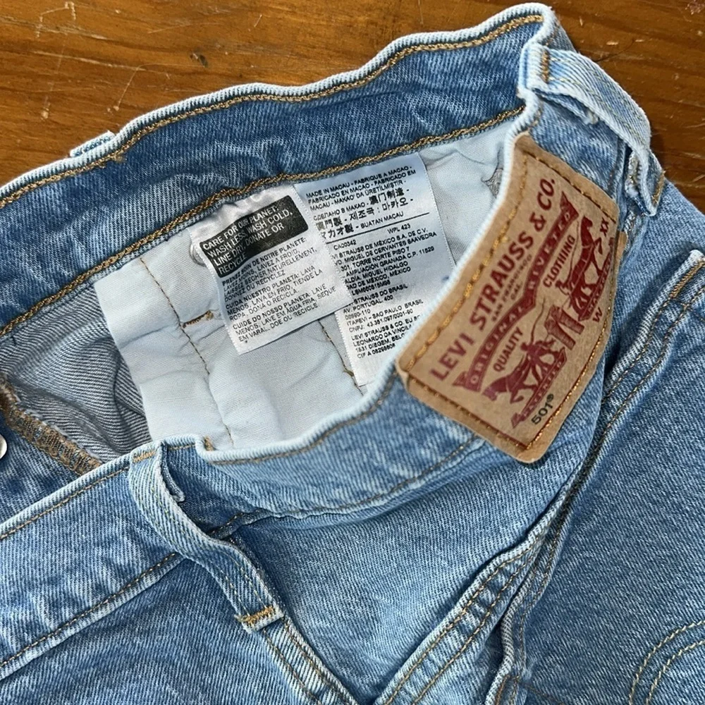 Levi’s 501 Original Fit High Rise Women's blue raw hem Shorts size 29
